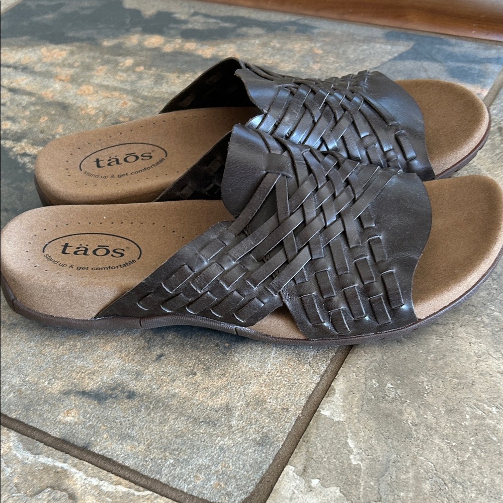 Taos Footwear Women's Dark Brown Woven Sandals - Picture 4 of 5